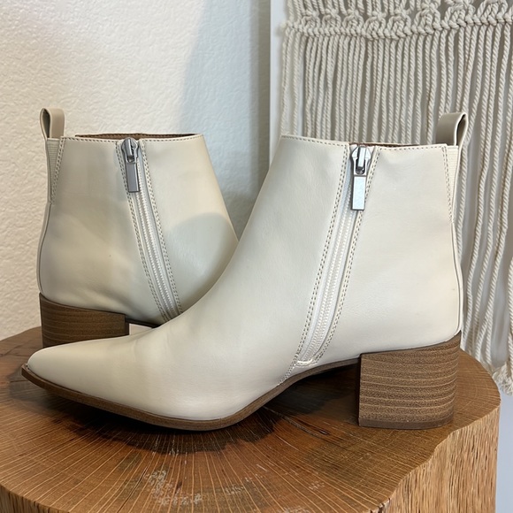 Ivory pointed toe booties - Picture 3 of 3